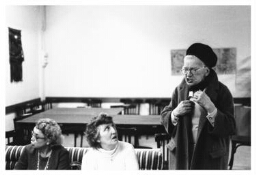 Een VOS-cursus discussieert over het wel of niet staken op de Vrouwenstakingsdag van 30 maart 1981 in het buurtcentrum Chasséhuis. 1981