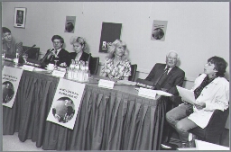 Nationaal Zorgdebat met vertegenwoordigers van de vrouwenvakbond FNV, ANBO, visueel gehandicapten, de Vrouwen Alliantie, politici. 1997