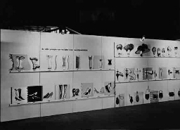 Stand van de afdeling 'De vrouw in de mode': '50 jaar schoenen, corsetten, hoeden, paraplui's en tasschen' op de tentoonstelling 'De Nederlandse Vrouw 1898-1948'. 1948