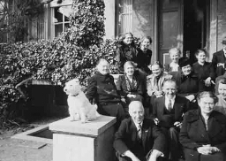 Viering van de negentigste verjaardag van Anna Weber-van Bosse  (Amsterdam 27-3-1852 – Eerbeek 29-10-1942), plantkundige, rechts naast hondje 1942