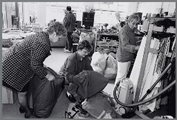 Vrouwen in een recyling winkel. 1997