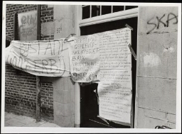 Spandoek en pamfletten op de ingang van de Gemeentelijke Kredietbank 1983