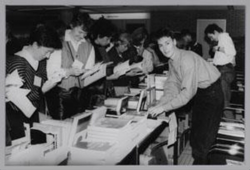 Bezoekers bij een stand met boeken tijdens het International Congress on Mental Health Care for Women. 1988