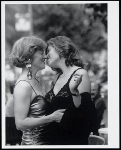 Intiem portret van Lieke en Agnes, tijdens een homodemo 1996