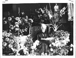 Portret van mevrouw Crone-Muller ter gelegenheid van haar 80ste verjaardag. 1942