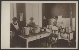 Meisjes en kokkin aan het werk in de keuken van het tehuis der 'Vrouwenwelvaartspolitie' 193?
