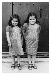 Identieke tweeling van ongeveer vier. 1982