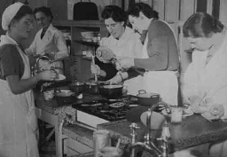 Vrouwen aan het werk in de keuken voor de distributie van voedsel tijdens de Tweede Wereldoorlog. 1940