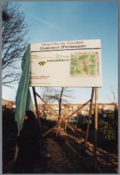 Onthulling van een bord als start van de herprofilering van het Boniplein. 2001