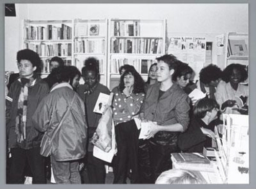 Groep Zwarte Vrouwen Nijmegen tijdens de presentatie van het boek 'Zwart aan zet' in boekhandel de Feeks'. 1985