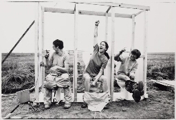 Vrouwenvakantiekamp, de timmervrouwen hebben de zelf gebouwde wc's klaar en testen die uit. 1977