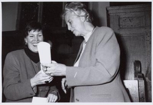 Uitreiking van de Henny Verhagenprijs aan psychiater Nelleke Nicolaï door minister Els Borst. 1996