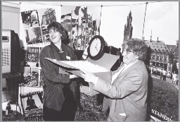 Opening van 'Diemensie', een bedrijfsverzamelgebouw voor vrouwen door wethouder mevrouw Vooys. 1989