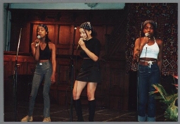 Optreden van de meidengroep Sharon, Sheba en Serenity tijdens de uitreiking van de Zami Award 1999 met als thema 'mode en diversiteit'. 1999