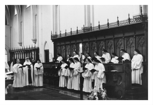 Cisterciënserinnen zingen tijdens een professie van de orde der Cisterciënsers. 1983