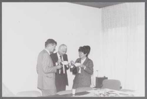 Voorzitter van de Emancipatieraad in gesprek met o.a 1983