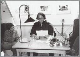 Vrouwen lezen voor uit eigen proza gemaakt in een prozaworkshop tijdens de vrouwenboekenweek. 1987