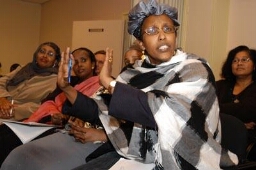 Somalische vrouwen in de zaal tijdens de discussie 'Hoe is meisjesbesnijdenis onder controle te krijgen?', georganiseerd door het COS. 2004