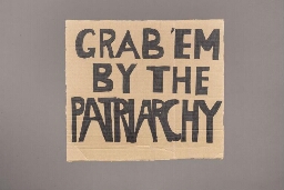 Protestbord 'Grab 'em by the patriarchy', gebruikt voor de Women's March in 2020