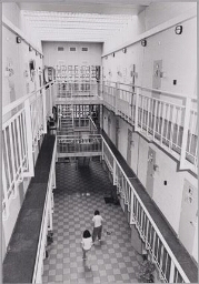 Interieur van de vrouwengevangenis in Breda: het cellencomplex. 1996