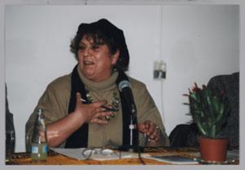 Dichteres Shokat Shamaseblou tijdens een Zamicasa (inloopcafé van Zami) over de balans tussen verschillende culturele waarden en normen. 2000