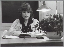 Ida Vos leest in het vrouwencentrum voor uit eigen werk tijdens de vrouwenboekenweek. 1985