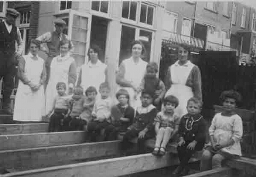 Album Stichting Jannahuis, werklui, zusters met kinderen 1928. 1928