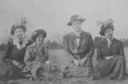 Johanna Westerdijk (tweede van rechts) in de Verenigde Staten 1914