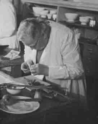 Vrouw aan het werk in de keuken. 1940