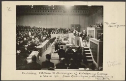 Aanbieding van 9 miljoen verzamelde handtekeningen voor vrede tijdens de Disarmament Conference van de Volkenbond (League of Nations) in Geneve 6 februari 1932