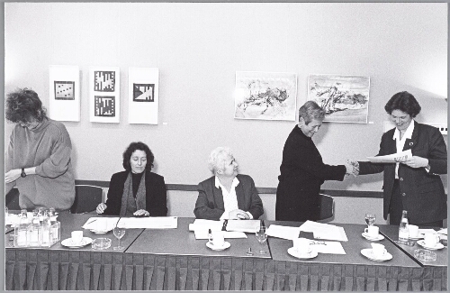 Overhandiging Feiten & Cijfers aan Jacqueline Biesheuvel-Vermeijden 1996