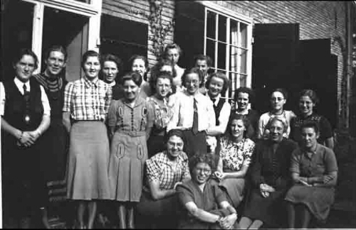 Reünie van de eerste groep vrouwen in 'De Born' voor een ingang van het gebouw 1940