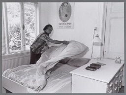 Man maakt het bed op. 1989