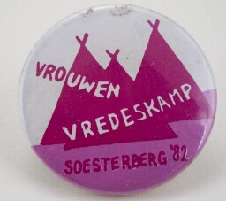 'Vrouwen vredeskamp, Soesterberg'. Button
