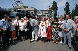 Het ontvangstcomité op het perron tijdens de stop van de WILPF trein 1995