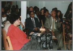 Ambassadeur van India (in blauw pak) en vertegenwoordiger van Lalla Rookh (?) (in grijs pak) tijdens de Hindostaans-Surinaamse Zamicasa georganiseerd in samenwerking met Lalla Rookh. 1998