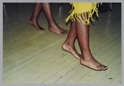 Voeten van danseressen tijdens een Zamicasa 2000