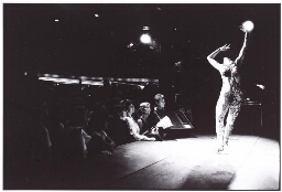 Optreden van Candida Royale tijdens het vrouwenfestival in de Melkweg. 1984