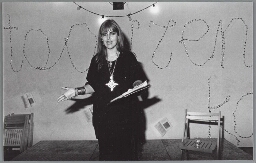 Afsluitingsavond van de vrouwenboekenweek met punkdichteres Yoolz in clubhuis Deedrie. 1985
