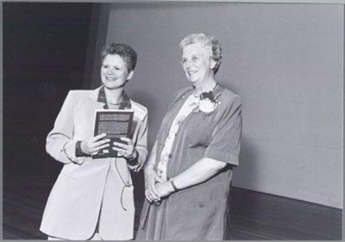 Voorzitter van de VNVA Willy-Anne van Stiphout (l.) met minister van volksgezondheid Els Borst tijdens de viering van het jubileum. 1998