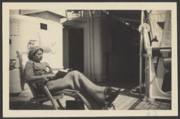 Vrouw in een ligstoel aan boord van een schip 1935 ?