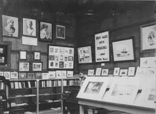 Afd. fotografie en leeszaal van de Nationale Tentoonstelling van Vrouwenarbeid 1898