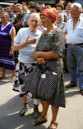 Twee vrouwen uit Odessa op het perron tijdens de stop van de WILPF trein 1995
