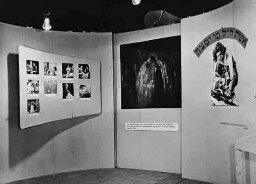 Stand van de afdeling 'De vrouw in het kerkelijke leven': 'De Joodsche inzending' op de tentoonstelling 'De Nederlandse Vrouw 1898-1948'. 1948