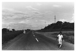 Na het werk op het land in Nicaragua moeten de arbeiders lopend en liftend naar huis. 1984