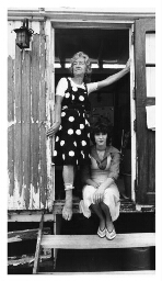 Vrouwen voor hun woonwagen. 1980
