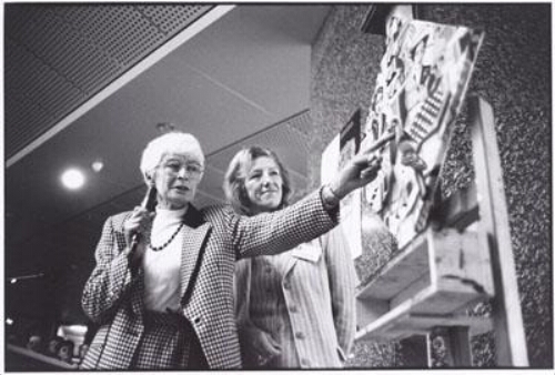 Opening van de tentoonstelling 'Een Stemming' door Dieuwke de Graaff-Nauta in het gebouw van de Tweede Kamer 1994
