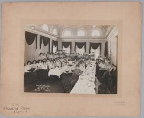 Lunch tijdens het tweede lustrum van de Utrechtse Vrouwelijke Studenten Vereniging (UVSV) 1909