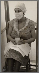 Moeder wacht tot de moedermelk wordt afgehaald die zij zojuist heeft afgekolfd. 1937