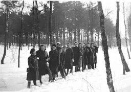 Vrouwen wandelen in de winter door de sneeuw in de omgeving van 'De Born' in de Tweede Wereldoorlog 1940